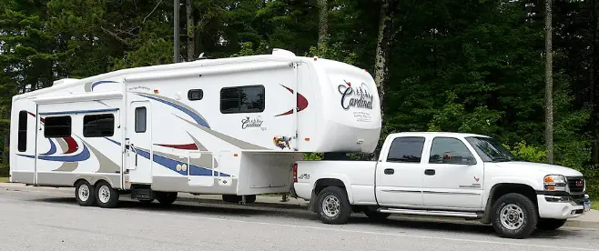 towing fifth wheel with truck