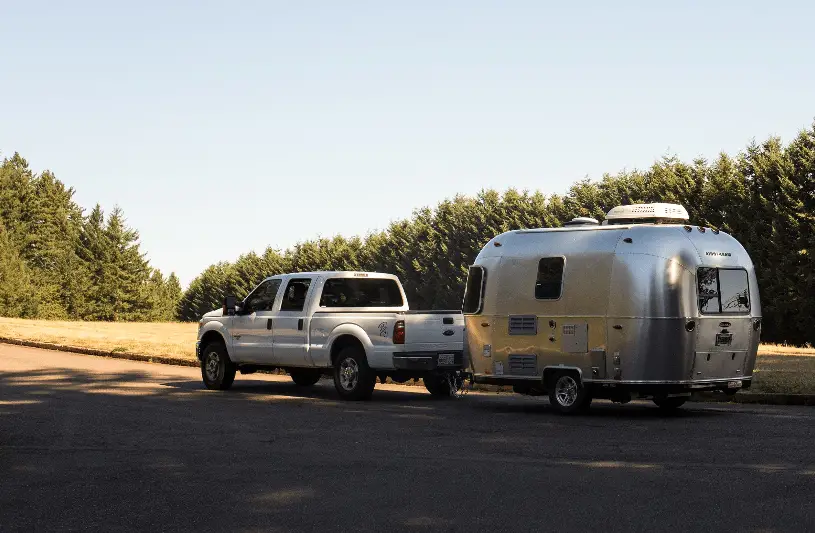 travel trailers that weigh under 5000 lbs